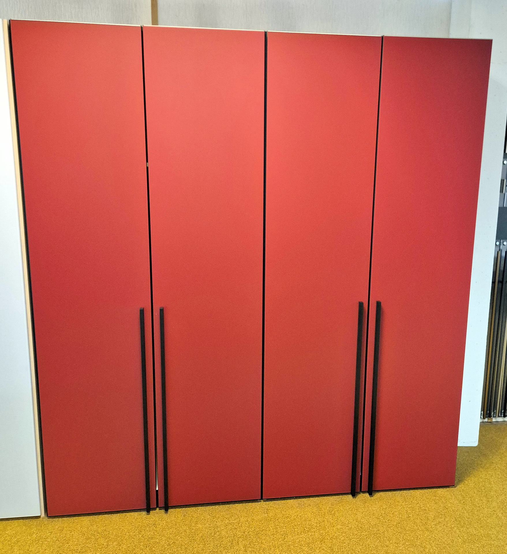Drehtürenschrank 4-trg., Glas rot